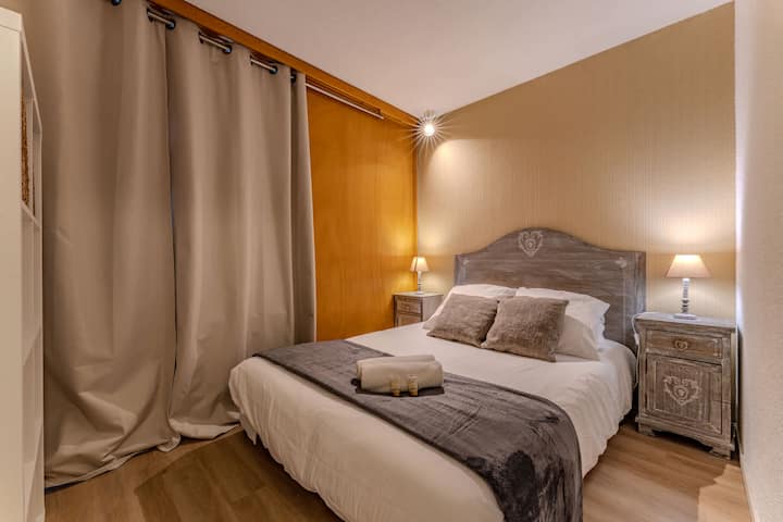 Vychutnajte si vysokohorský pokoj vo dne v noci – táto krásne zariadená spálňa žiari rustikálnym šarmom a pokojnou atmosférou.