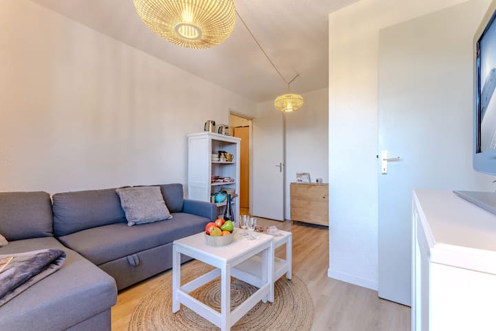 Vychutnajte si šarm tradičnej chaty v srdci Álp – váš súkromný balkón s vyrezávaným dreveným zábradlím ponúka pokoj a slnečné svetlo po celý deň.