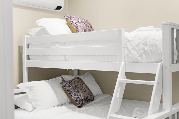 ห้องนอน 2 เตียงสองชั้น เตียงขนาดเต็มที่ชั้นล่าง เตียงแฝดที่ชั้นบน