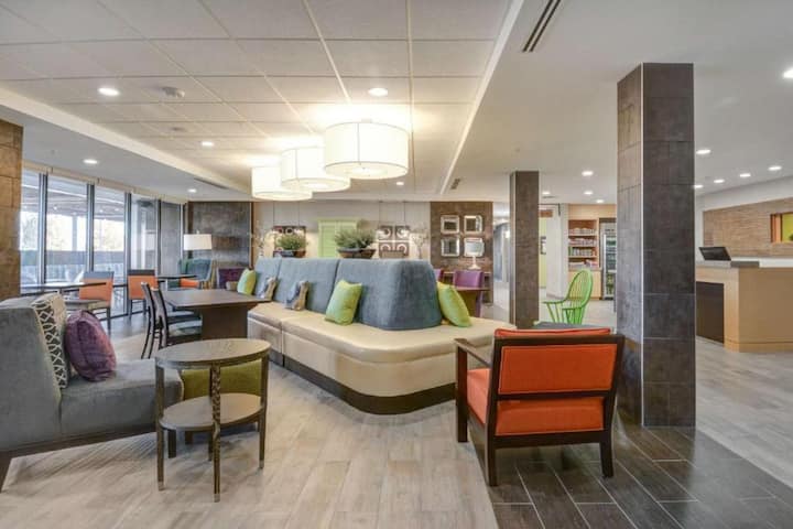 Home2 Suites DFW Airport North – Фоайе