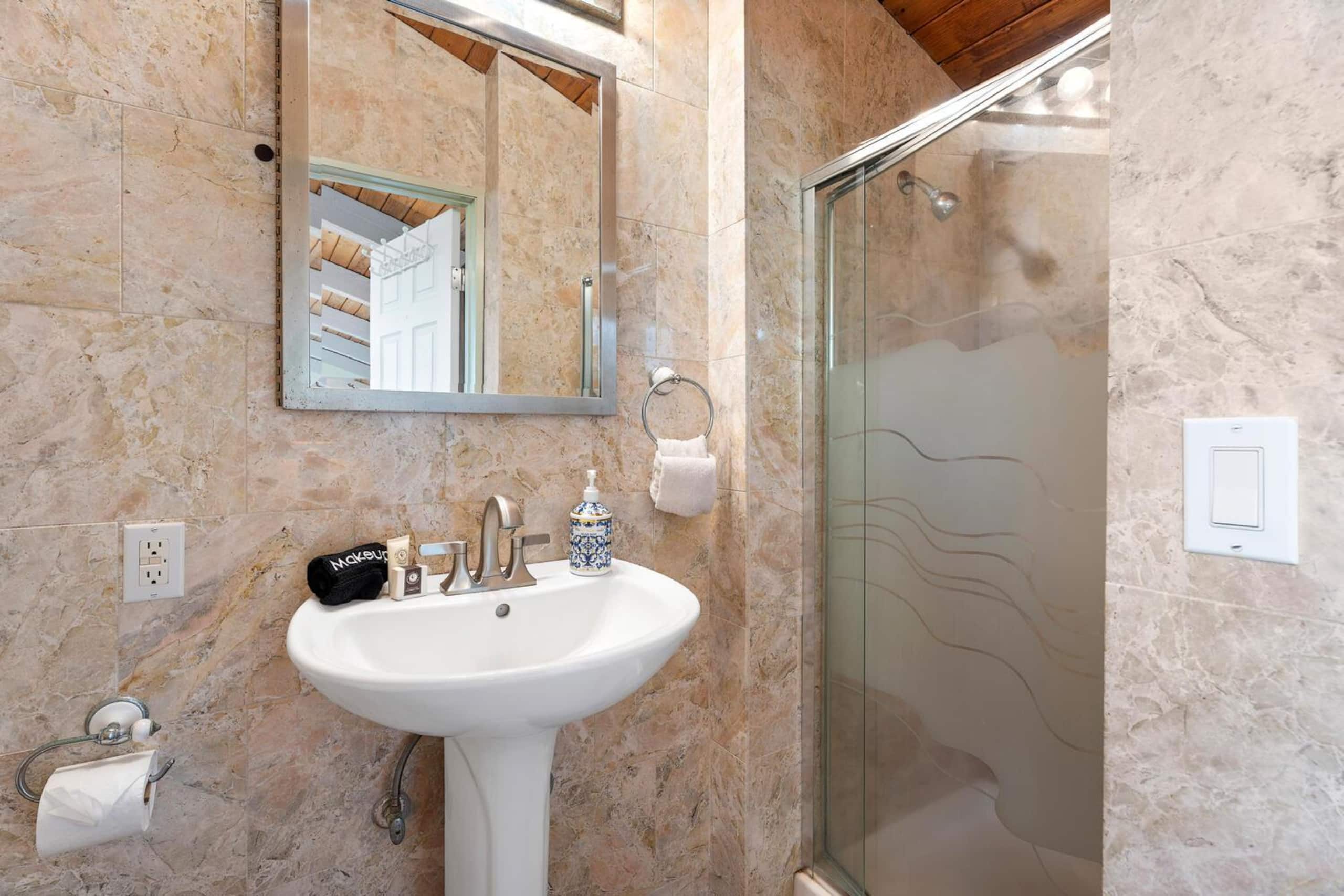 Condo in Kailua-Kona · ★4.33 · 3 bedrooms · 5 beds · 3 private baths - Image 31