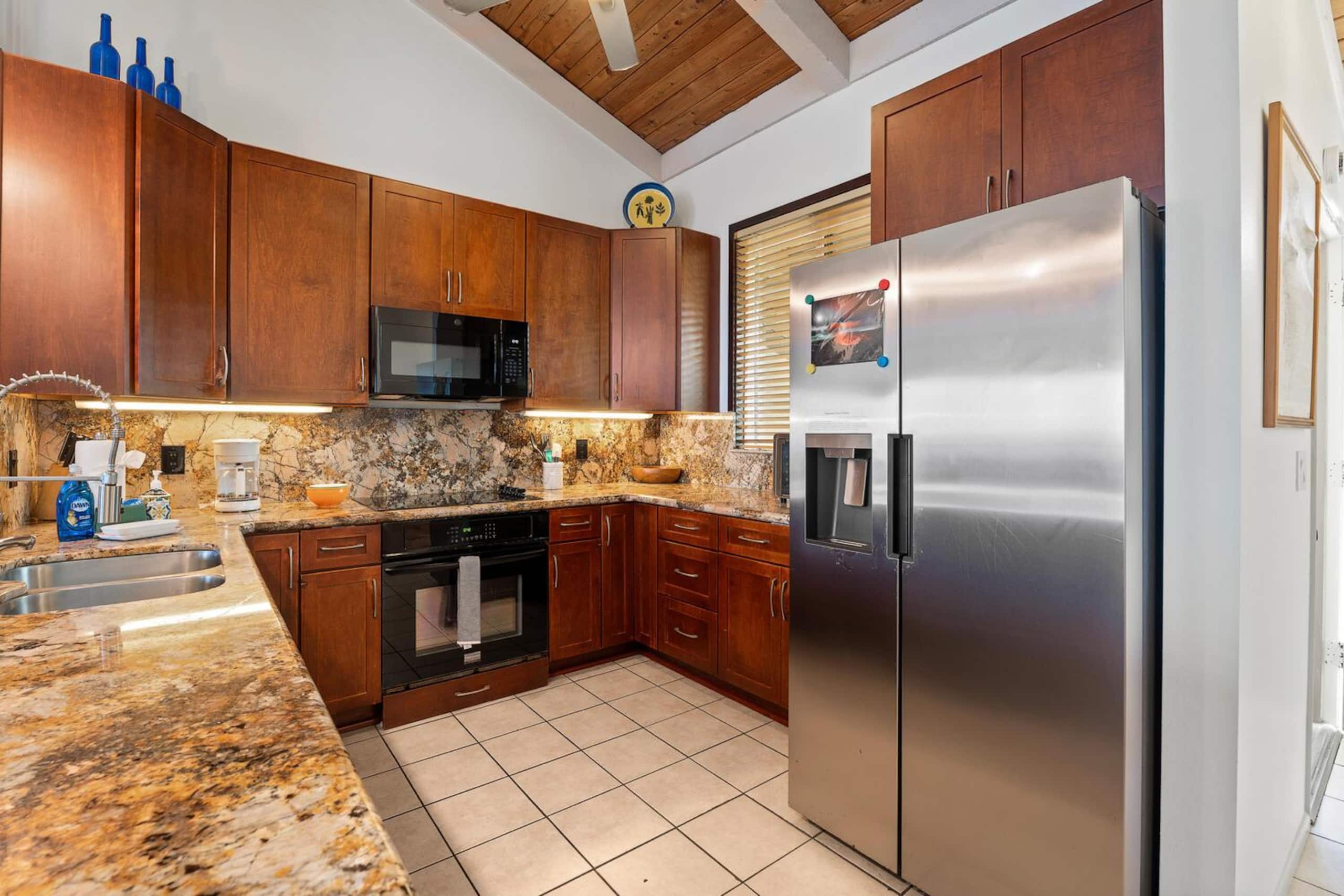 Condo in Kailua-Kona · ★4.33 · 3 bedrooms · 5 beds · 3 private baths - Image 14