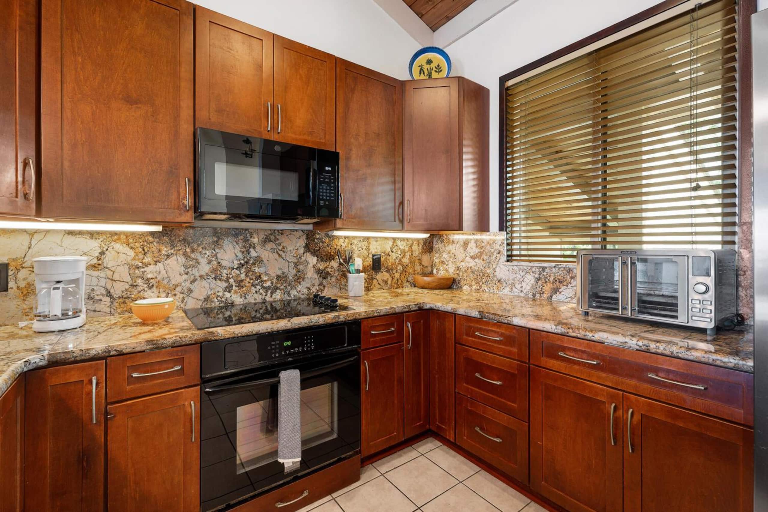 Condo in Kailua-Kona · ★4.33 · 3 bedrooms · 5 beds · 3 private baths - Image 15