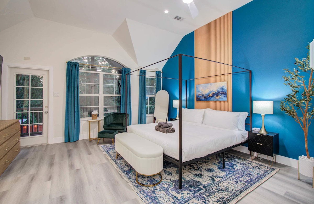 Con techos altos abovedados, una lujosa cama con dosel, un baño privado tipo spa y un balcón privado con una hamaca, ¿qué más se puede pedir en una habitación?