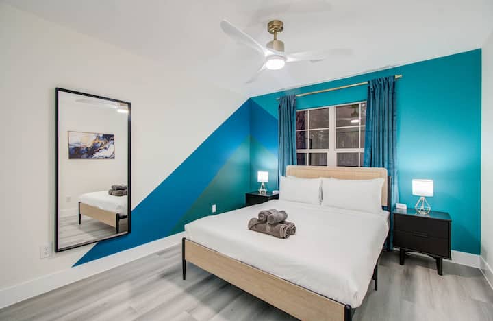 Avec un mur d'accent géométrique ludique, un matelas queen moelleux et des tables de chevet assorties pratiques avec des lampes, cette chambre vous aidera à vous reposer afin que vous soyez prêt pour tous vos projets et aventures passionnants ! 