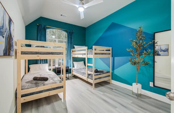 Avec non pas un mais deux lits superposés dans cette chambre, il y a beaucoup d'espace de couchage pour accueillir de grands groupes, surtout si vous voyagez avec des enfants !