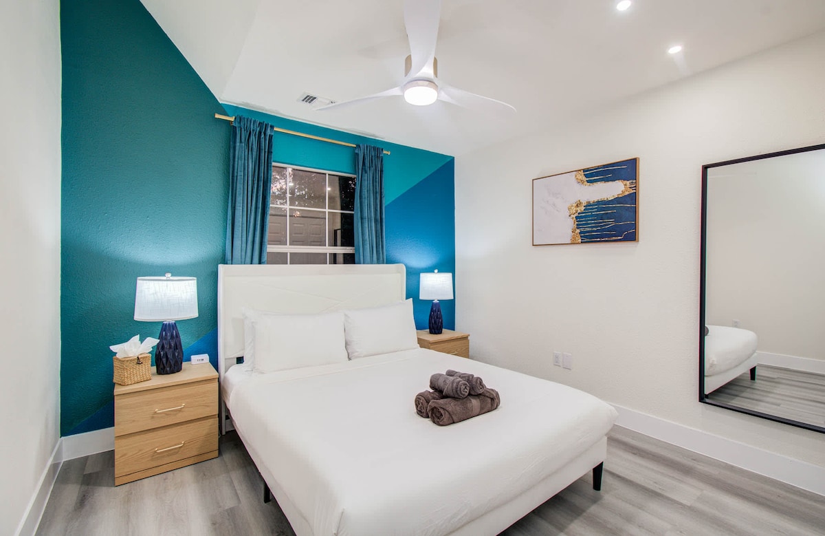 Equipado con almohadas mullidas, sábanas frescas y un lujoso colchón tamaño queen en el que te hundirás, ¡no encontrarás nada más que dulces sueños desde la comodidad de este dormitorio!