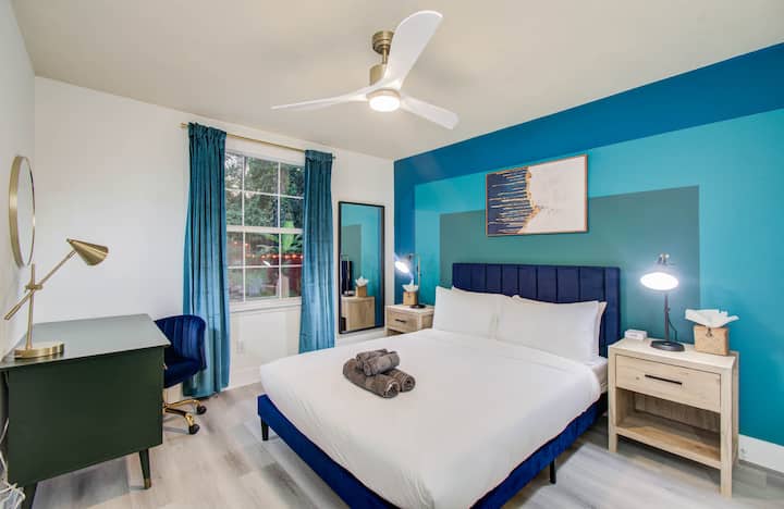 Dotée d'un lit queen size moelleux, d'un poste de travail élégant et de tables de chevet assorties, cette chambre est parfaite pour un sommeil réparateur et des séances de travail productives.