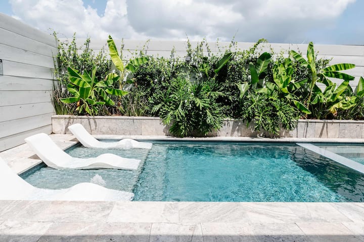 Expansive 7 Bedroom Home | Heated Pool & Spa - Houses for Rent in