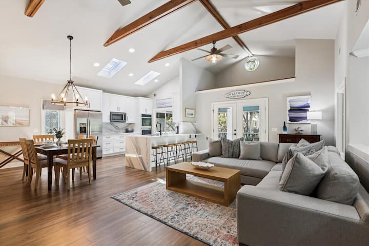 Walk To The Beach, Private Pool & Hot Tub! - Hilton Head Island, SC