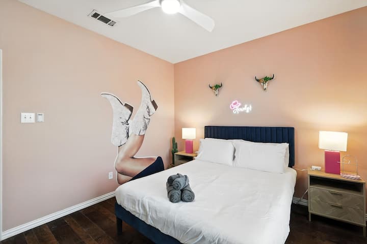 Cowgirls moeten ook uitrusten! Je kunt naar bed gaan met een mooi roze gevoel in deze uitgesproken vrouwelijke slaapkamer. Op girl power!