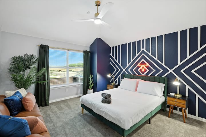 Deze slaapkamer is voorzien van een queensize bed, een slaapbank en een vleugje Texas-persoonlijkheid en biedt je flexibiliteit, afhankelijk van het aantal gasten in je groep.