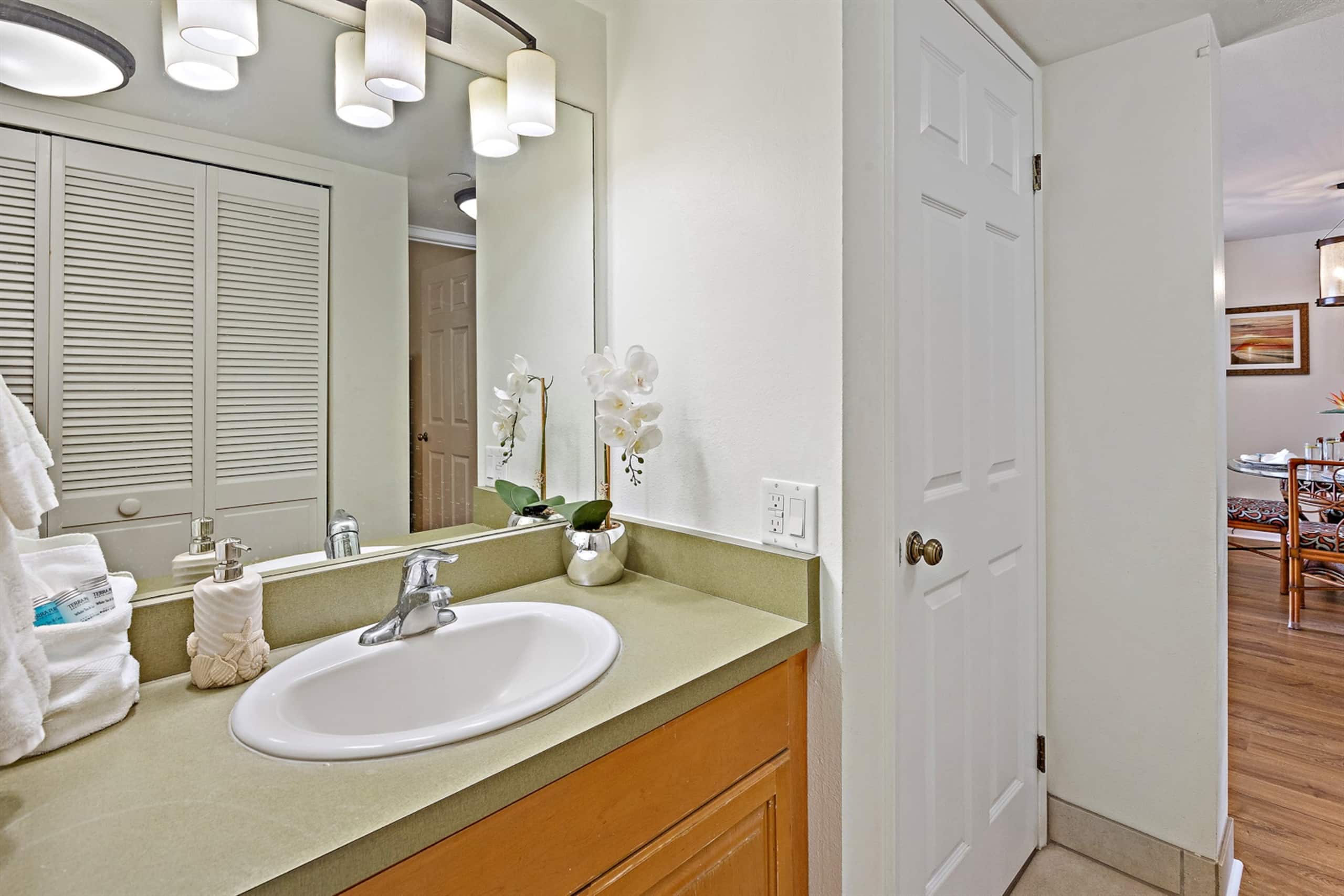Condo in Lahaina · ★4.97 · 1 bedroom · 2 beds · 1 private bath - Image 25