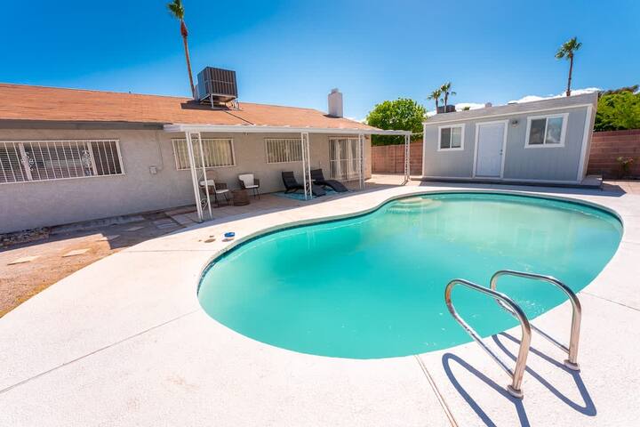 Pool+Game Room at Central 3BR Cozy Vegas Getaway