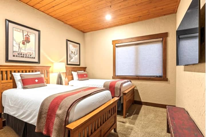 מושלם לילדים או לחברים, חדר השינה השלישי כולל שתי מיטות יחיד וארון גדול.