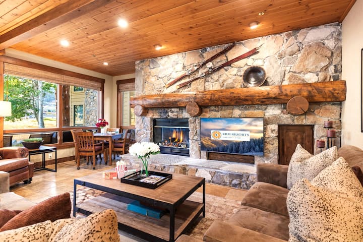 חלל פתוח עם אח מרכזית יוצר מרחב מזמין שבו אפשר להירגע, להתחבר וליהנות מהזמן הפנוי.