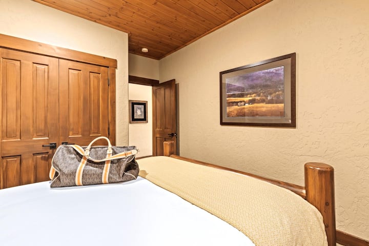 זווית נוספת של חדר קווין מציגה מצעים נעימים ויצירות אמנות בהשראת הרים.