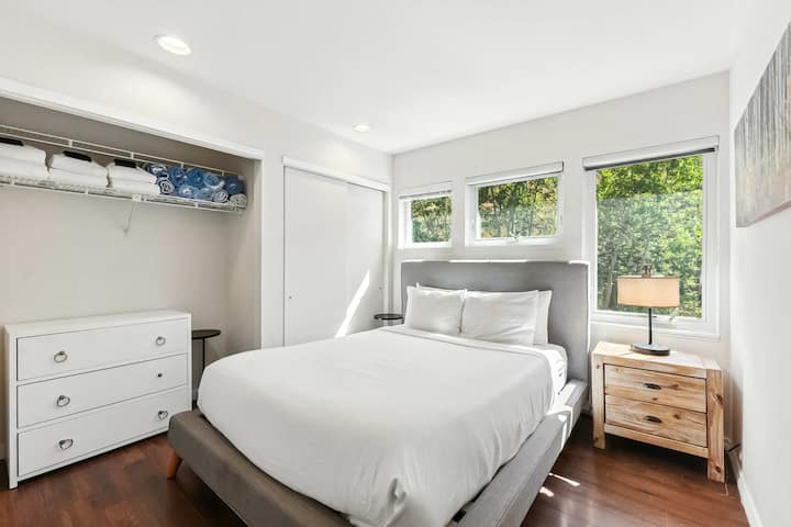 Chumba cha 2 cha kulala: Kitanda aina ya Queen, ghorofa kuu, kabati la kujipambia na kabati la