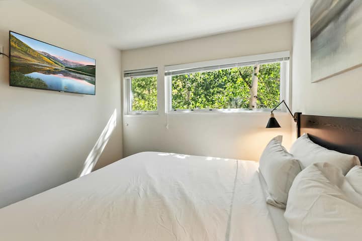 Chumba cha kwanza cha kulala: Kitanda kikubwa, ghorofa kuu, bafu la chumbani, Televisheni mahiri