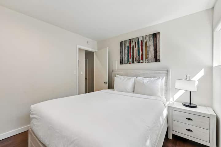 Chumba cha 3 cha kulala: Kitanda aina ya Queen, ghorofa kuu, kabati la kujipambia na kabati la