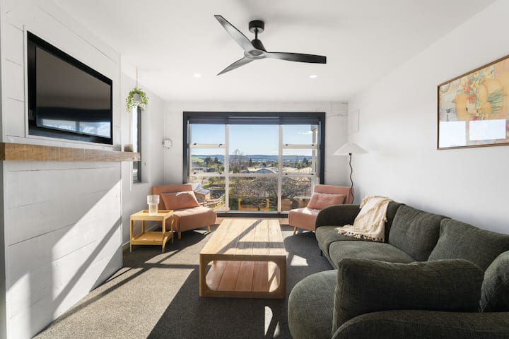 Sunsets, Space And Family Fun - Separate Cabin - Taupo