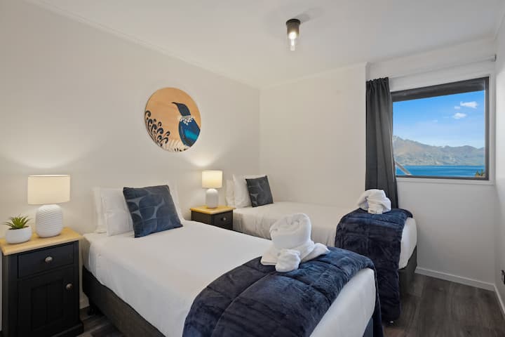 Двойна стая с изглед към езерото – идеална за семейства или приятели