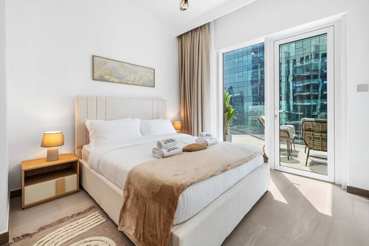 Probudite se i uživajte u predivnom pogledu s privatnog balkona u ovoj udobnoj i modernoj spavaćoj sobi.