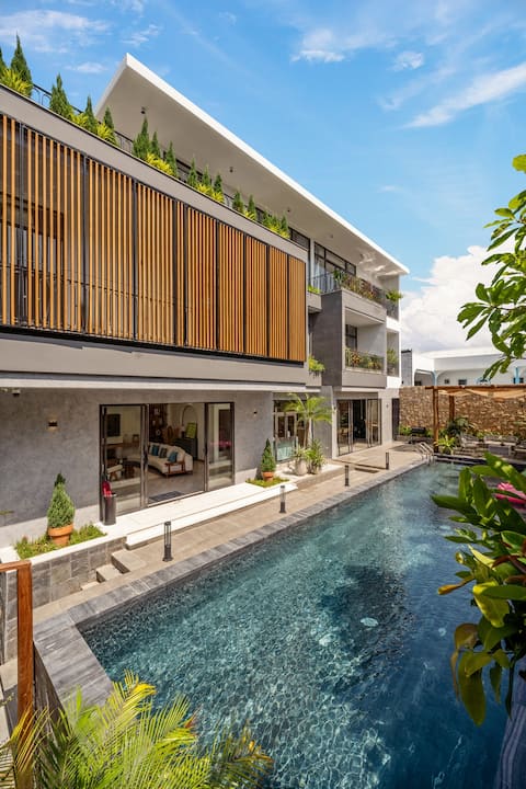 Stunning 4BR Villa, Large Pool | Sauna & Elevator