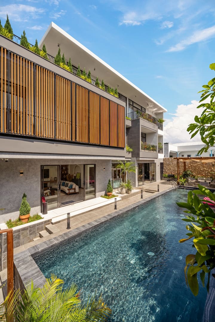 Stunning 4BR Villa, Large Pool | Sauna & Elevator