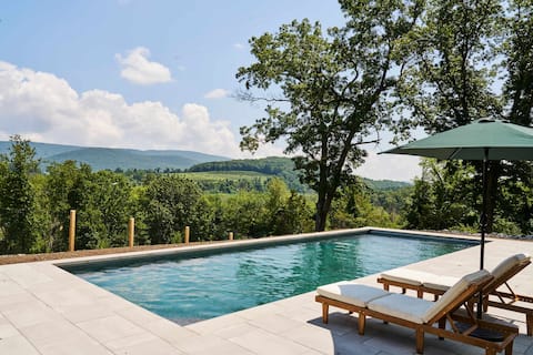 New gorgeous design-Hottub+Views+Fireplace nr Ski