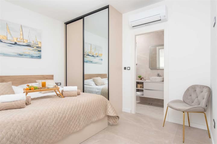 Il piano terra dispone di una camera da letto di dimensioni generose con un letto king-size (180x200 cm) e un bagno privato, ideale per gli ospiti che preferiscono evitare le scale.