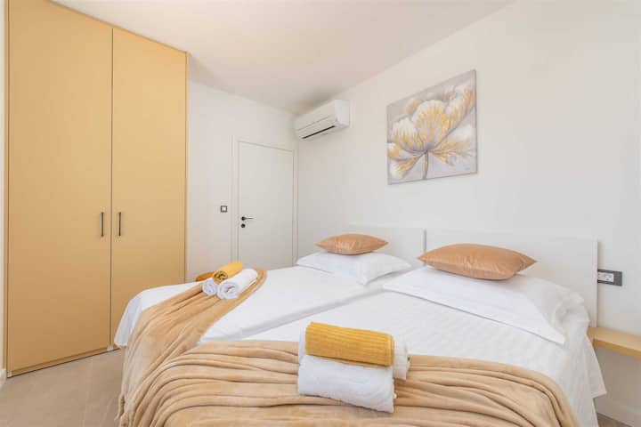 La seconda camera da letto al piano superiore è dotata di due letti singoli (90x180 cm), che possono anche essere uniti in un letto matrimoniale, se necessario, offrendo opzioni di riposo flessibili.