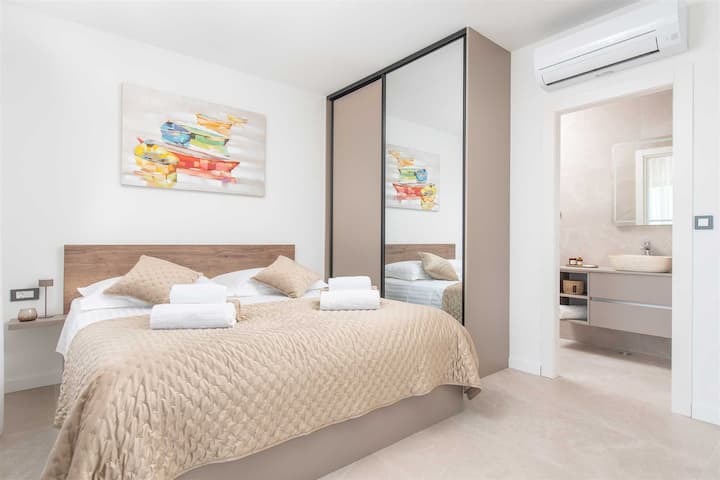 La camera da letto dispone di bagno privato per una maggiore privacy e comfort.