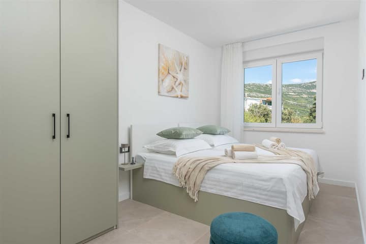 Questa camera da letto, anch'essa situata al primo piano, dispone di due letti singoli (90x180 cm), che possono essere uniti in un letto matrimoniale, se necessario.