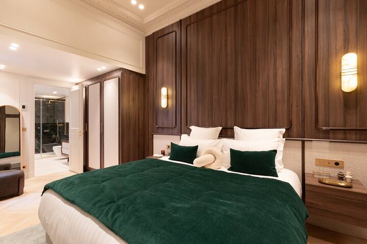 An Exceptional 3-BR/3Ba with Services – Louvre