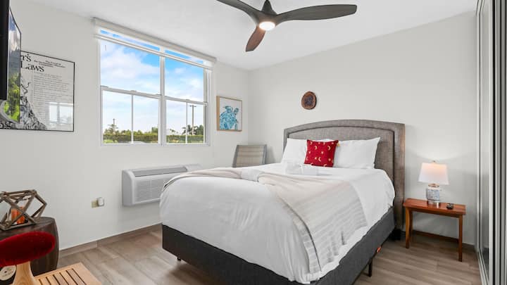 ผ่อนคลายในห้องนอนใหญ่ที่เงียบสงบพร้อมเตียงขนาดคิงไซส์หรูหรา สถานที่พักผ่อนส่วนตัวสำหรับคืนที่สงบ