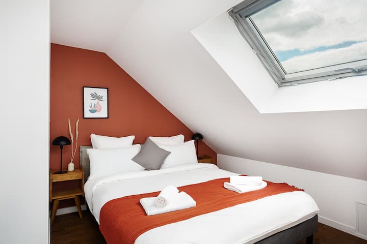 إطلالة على غرفة النوم 2 مع سرير بحجم كوين