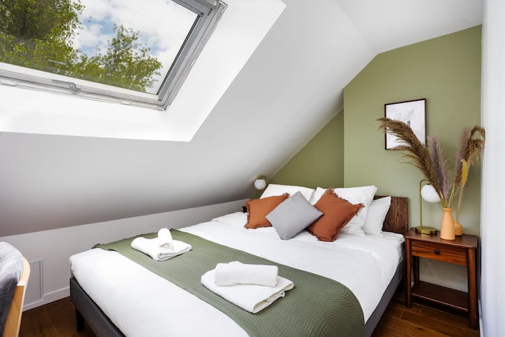 إطلالة على غرفة النوم الثالثة مع سرير بحجم كوين