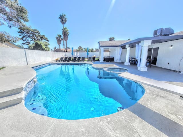 Perfect Location with Pool/Spa near LVStrip