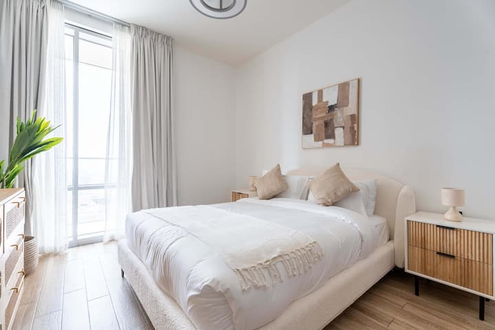 Ამ მყუდრო საძინებელში არის კომფორტული საწოლი, რბილი თეთრეული, უშუქო ფარდები და თბილი ნეიტრალური ტონები. Იდეალურია მარტო მოგზაურებისთვის ან ბავშვებისთვის - ეს არის მშვიდი დასვენება დუბაიში დატვირთული დღის შემდეგ.

