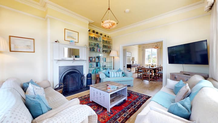 Beachfront Escape With Stunning Sea Views - Llandudno