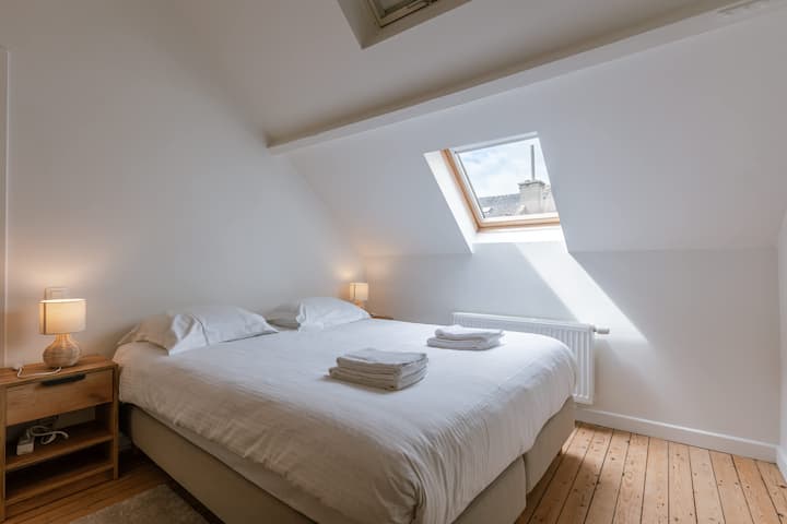 Ნათელი სხვენის საძინებელი თხილამურით