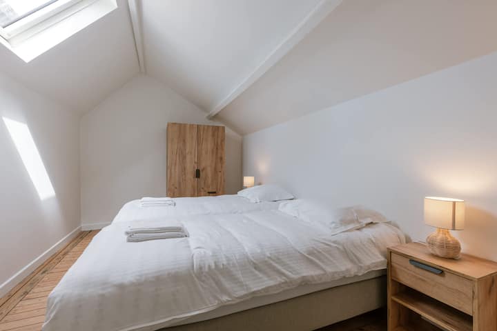 Მინიმალისტური საძინებელი ხის აქცენტებით