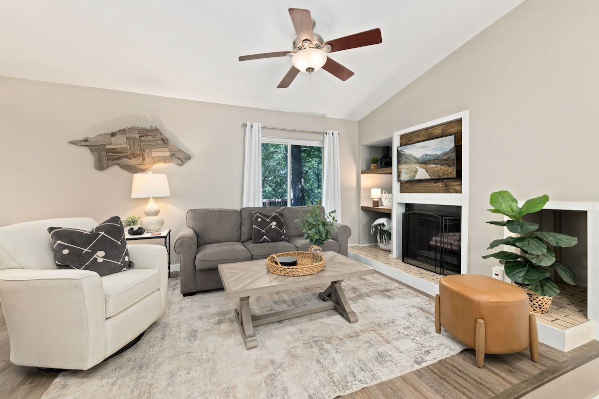 Pig Parlor-1/2 mi to UofA-Walkable Razorback Games - Houses for Rent in ...
