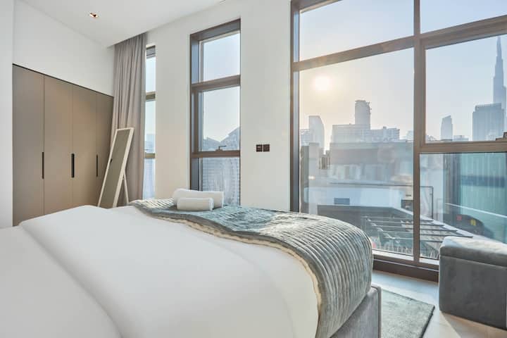 Probudite se uz pogled na gradske vizure u ovoj mirnoj spavaćoj sobi s prozorima od poda do stropa, mekom posteljinom, zavjesama za zamračivanje i mnoštvom prostora za pohranu. Svijetlo i mirno utočište u srcu grada.