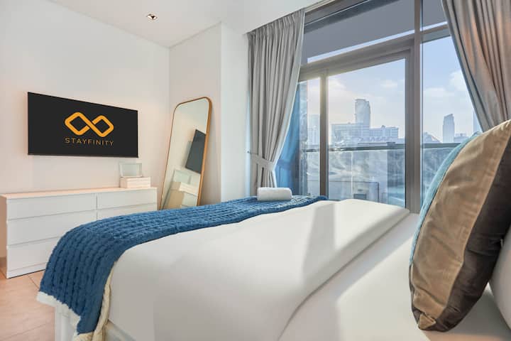 Svijetla i udobna spavaća soba s udobnim krevetom, pametnim televizorom, ogledalom u punoj veličini i izlazom na balkon. Uživajte u pogledu na grad i prirodnom svjetlu u prostoru uređenom tako da pruža udobnost i stil.