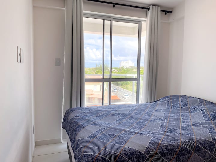 La suite tiene una cómoda cama doble y ropa de cama incluida