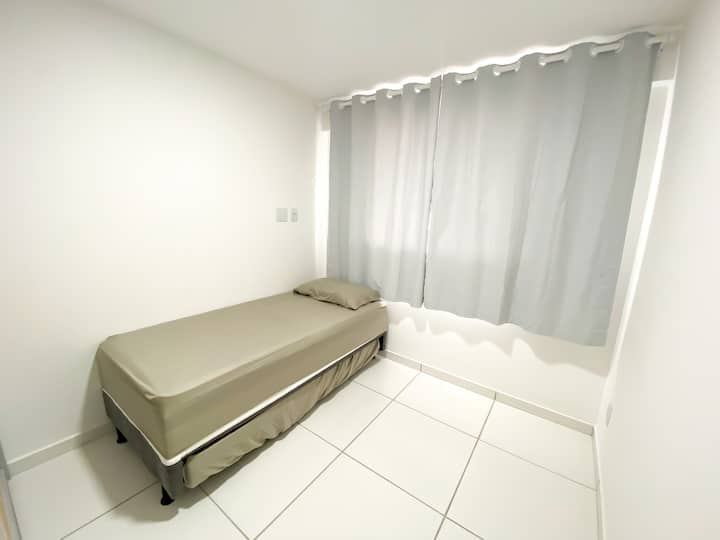 El dormitorio 1 ofrece una cama doble ideal para un máximo de dos personas con comodidad