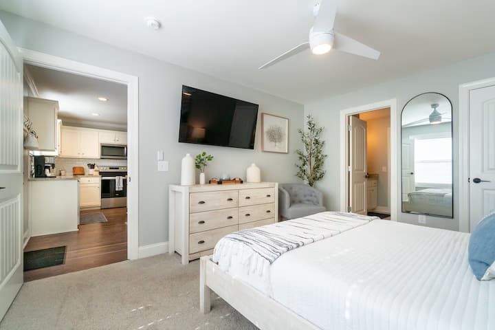 Главна спална соба со брачен кревет (широк 150-179 см)