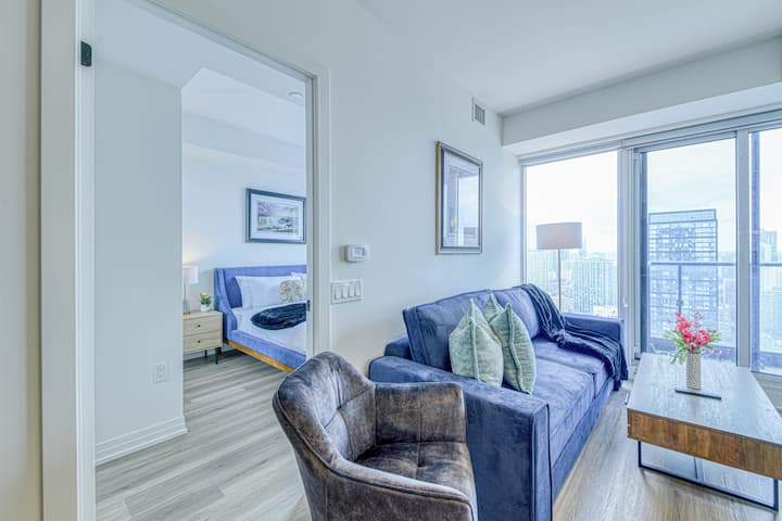 مساحة معيشة مشرقة وجيدة التهوية مع إطلالات على المدينة.